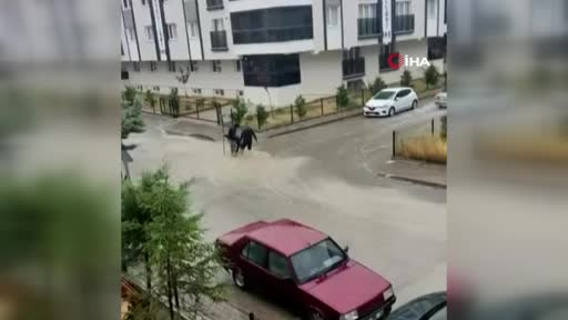 Ankara’da tesirli sağanak: Bir meskeni su bastı