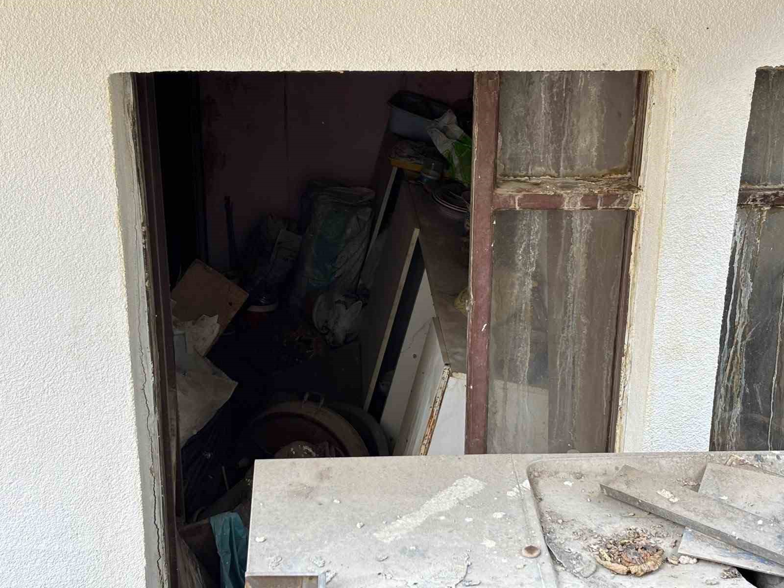 Ankara’da yaşlı ikili ilişkin meskenden kamyon dolusu çöp çıkartıldı