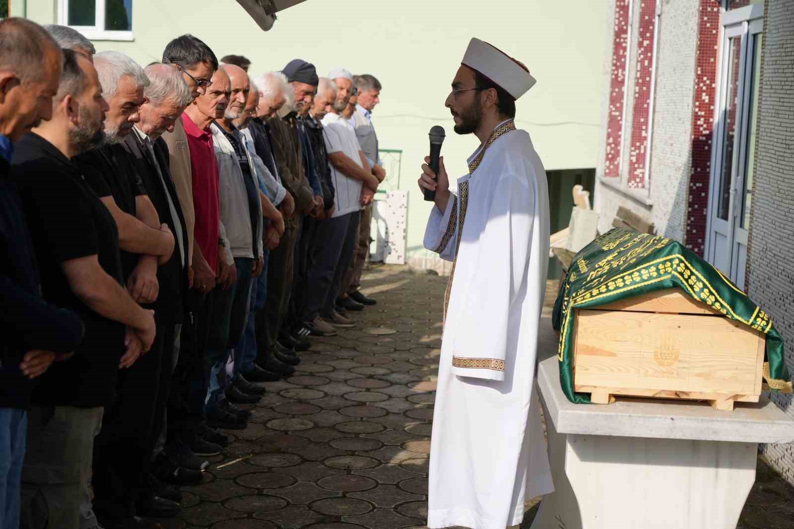 Annesiyle birlikte silahlı taarruzda ölen 4 yaşındaki Hikaye Naz toprağa verildi