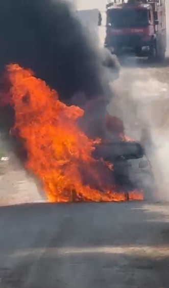 Antalya'da Seyir Halindeki Otomobil Yangını