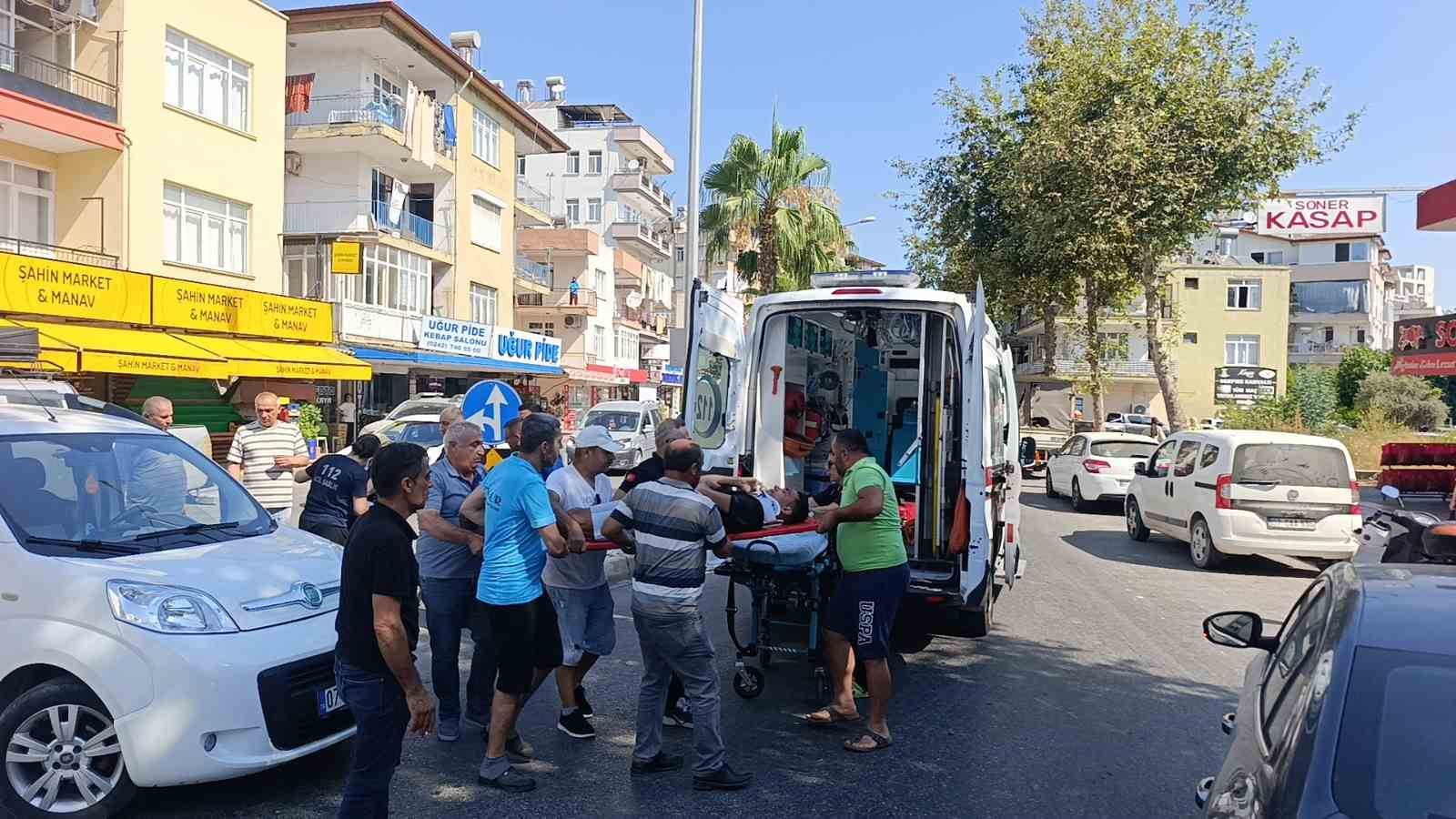 Antalya'da U dönüşü yapan araca çarpışan motosiklette 2 yaralı