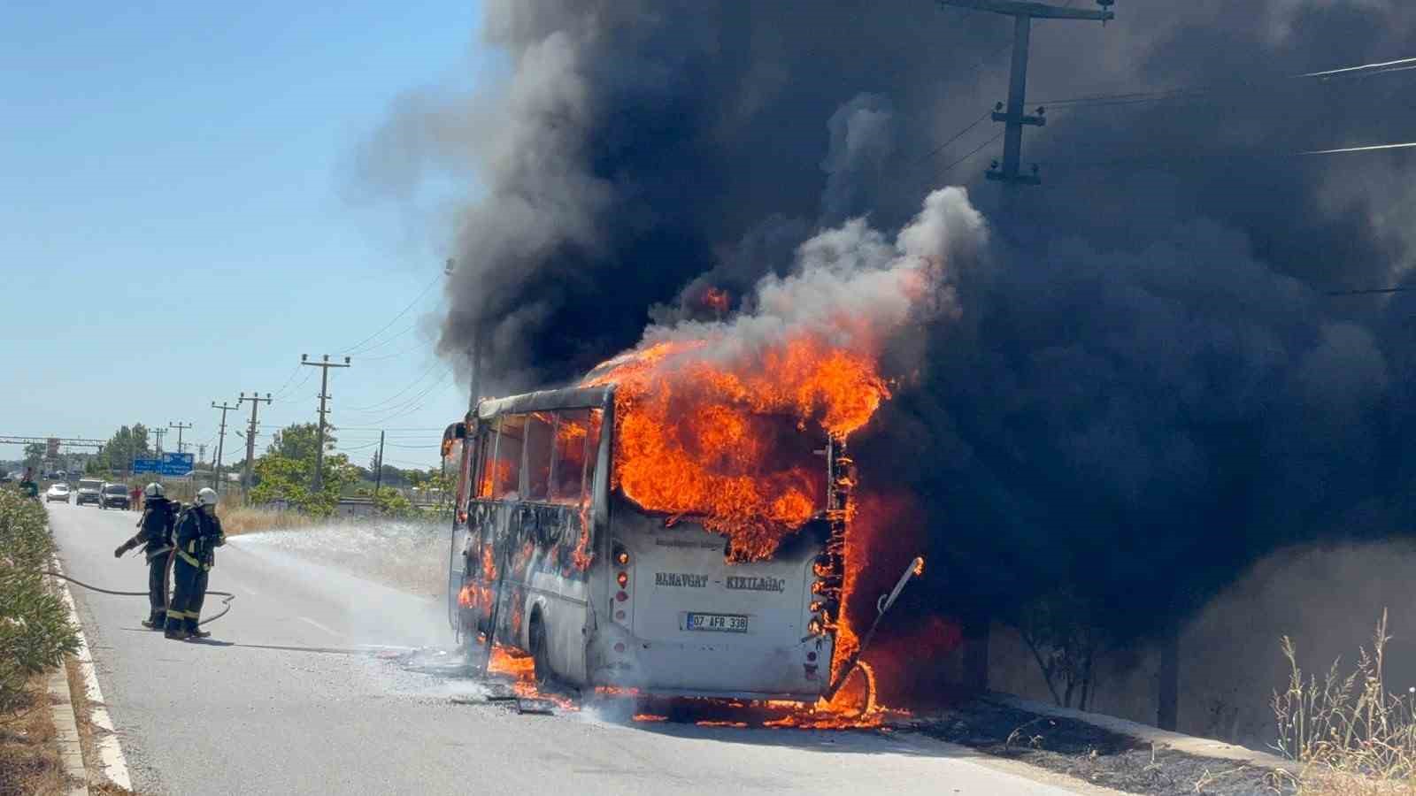 Antalya’da yolcu midibüsü alev alev yandı, şoför yolcuları tahliye etti