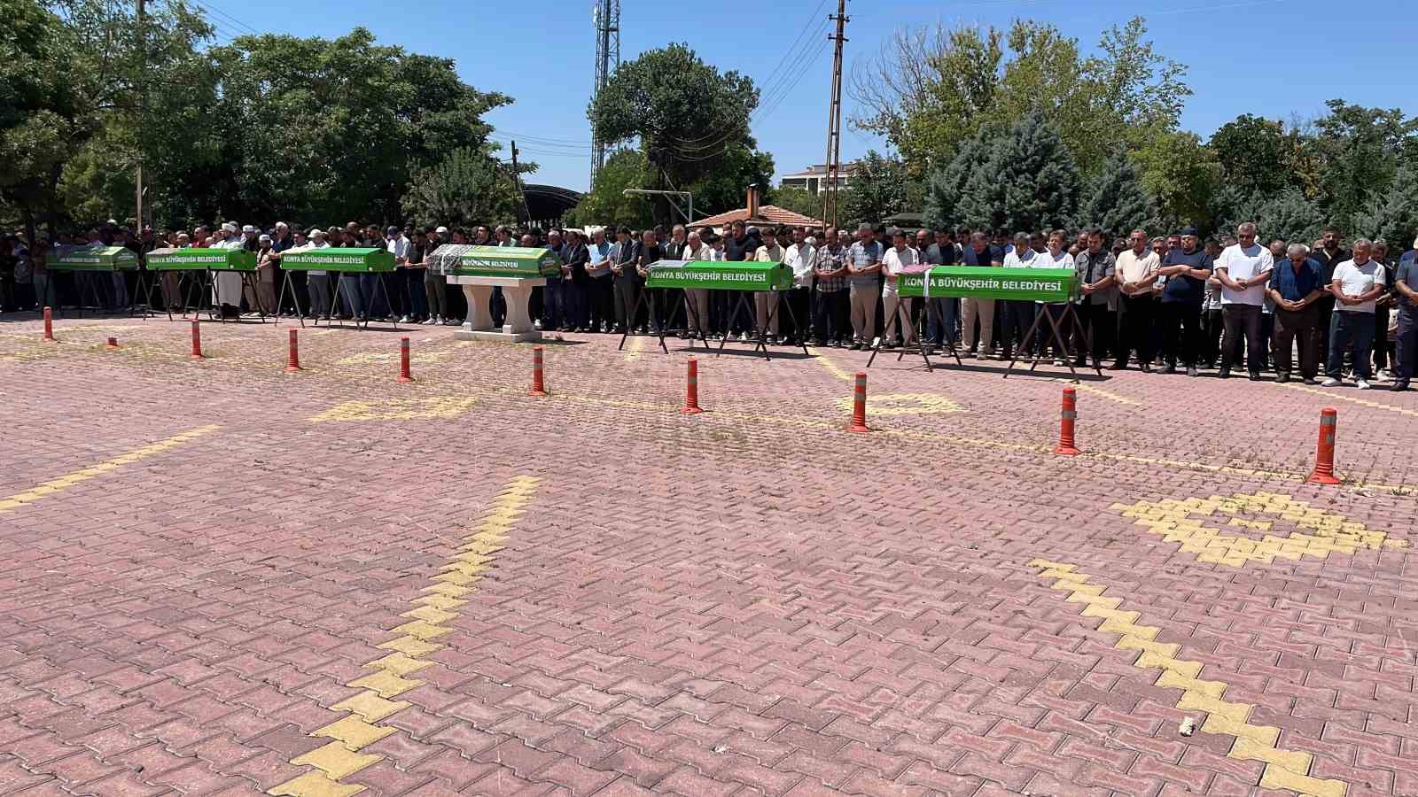 Antalya’daki korkunç kazada hayatını kaybeden aile son seyahatine uğurlandı