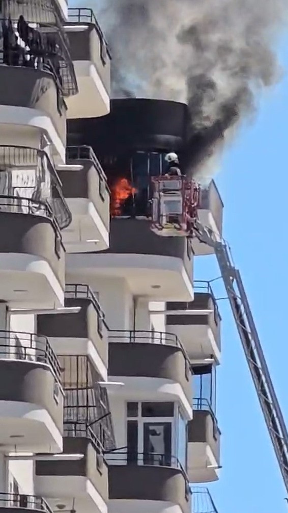 Apartman dairesinde çıkan yangın söndürüldü