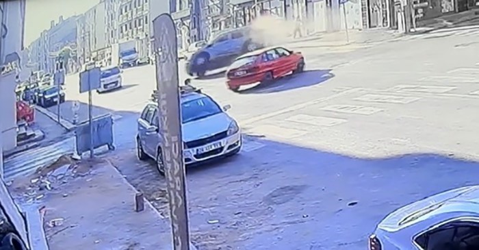 Ara sokaktan çıkan arabanın çarptığı hafif ticari araç yan yattı