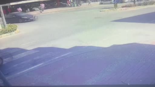Araba ile çarpışan motosikletli metrelerce havaya savruldu
