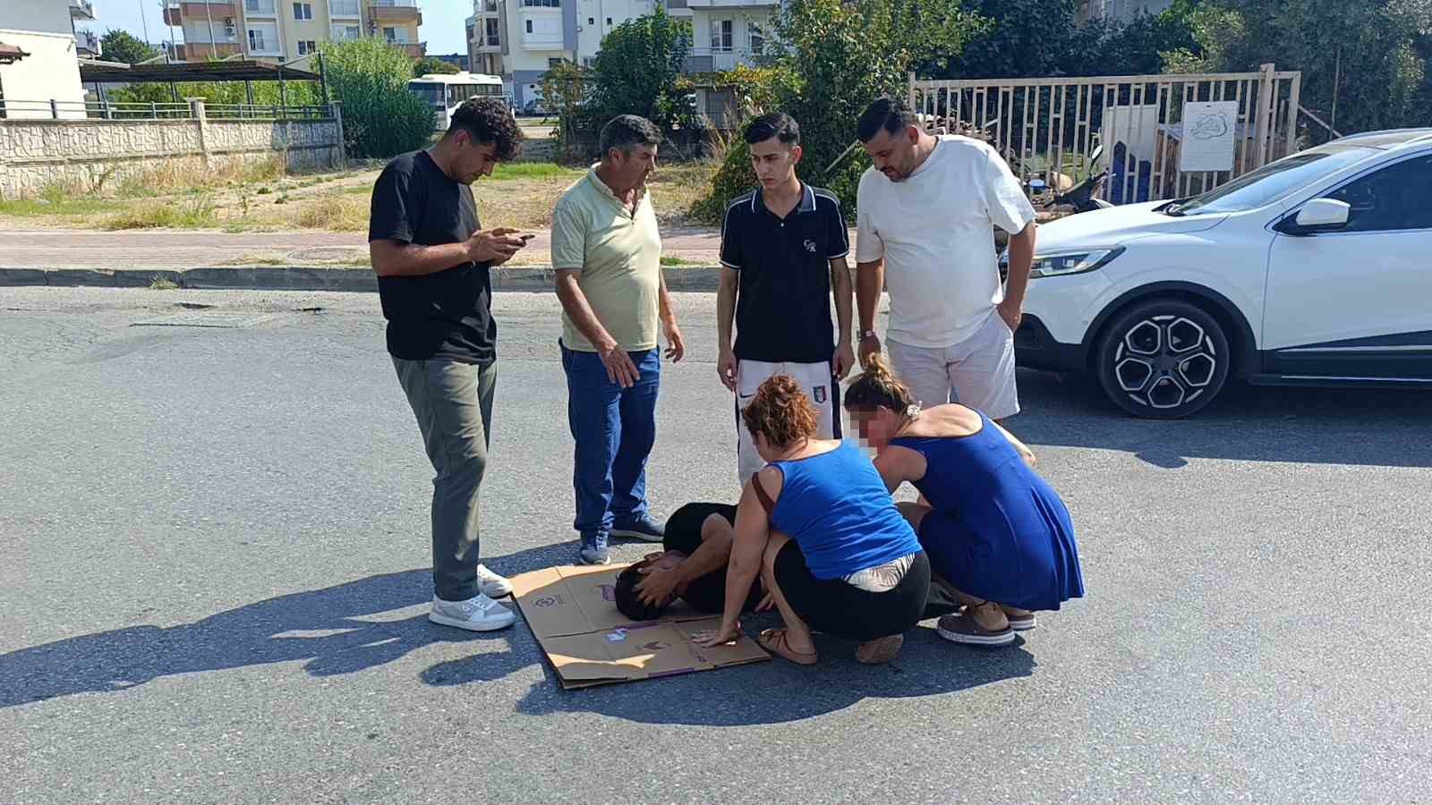Araba motosiklete çarptı, arabadaki yolcu yaralıyı bırakıp gazeteciyle uğraştı