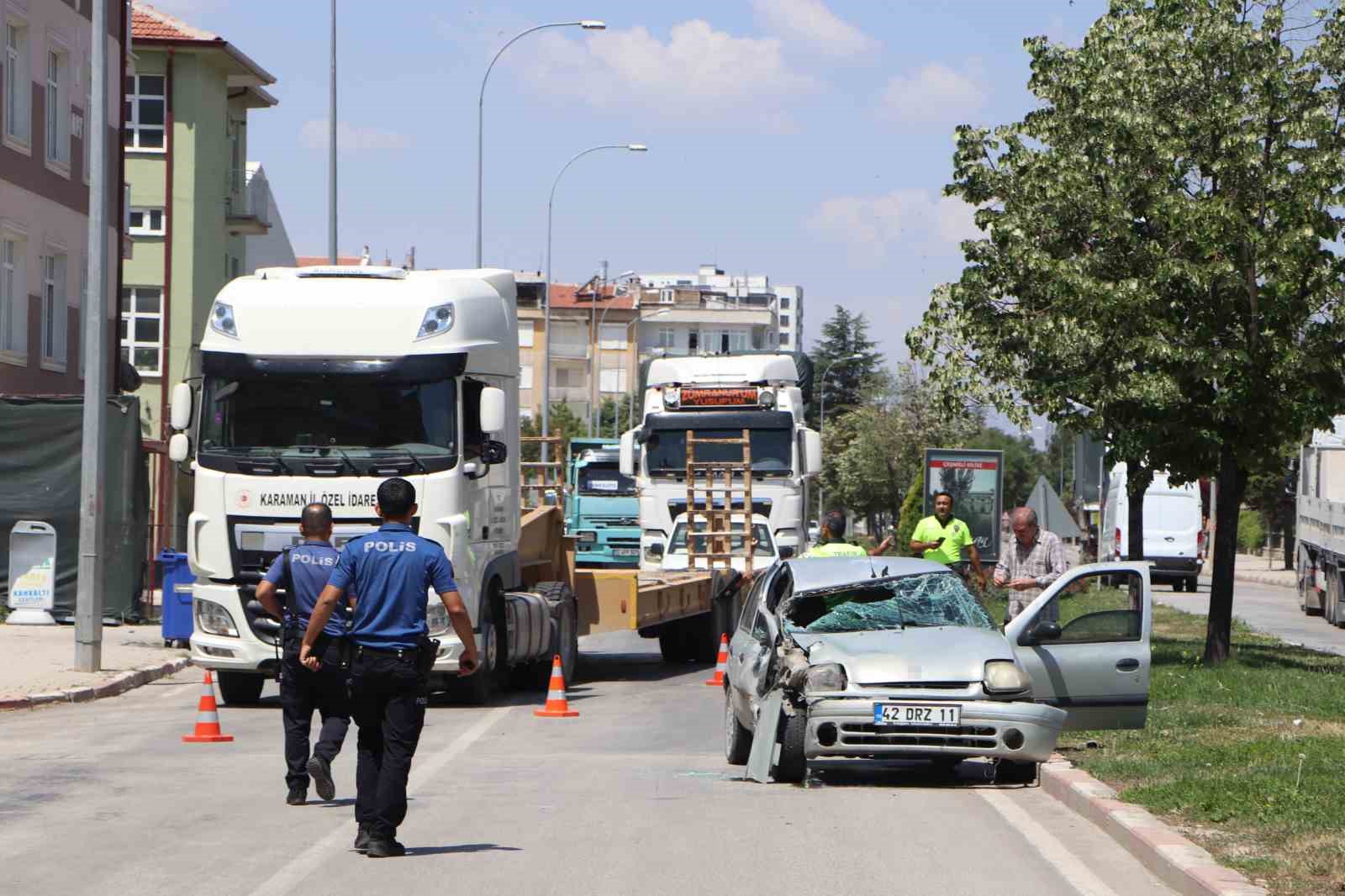 Araba tıra arkadan çarptı: 1’i ağır 3 yaralı