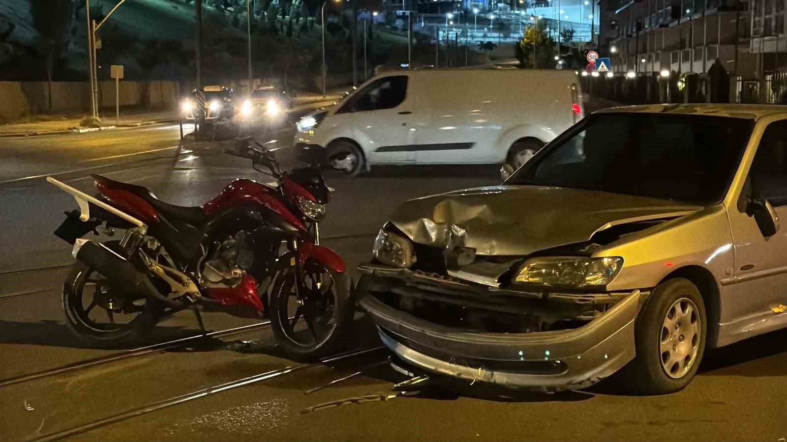 Araba ve motosiklet kafa kafaya çarpıştı: 2 yaralı
