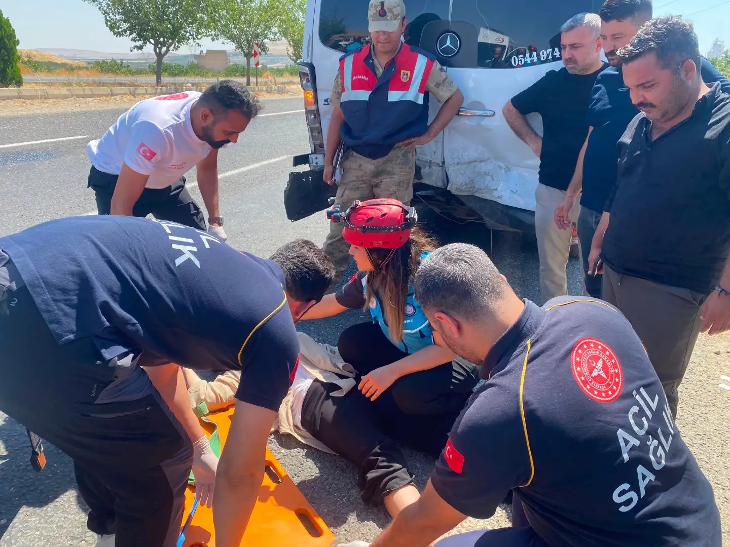 Araba yolcu minibüsüne arkadan çarptı: 12 yaralı