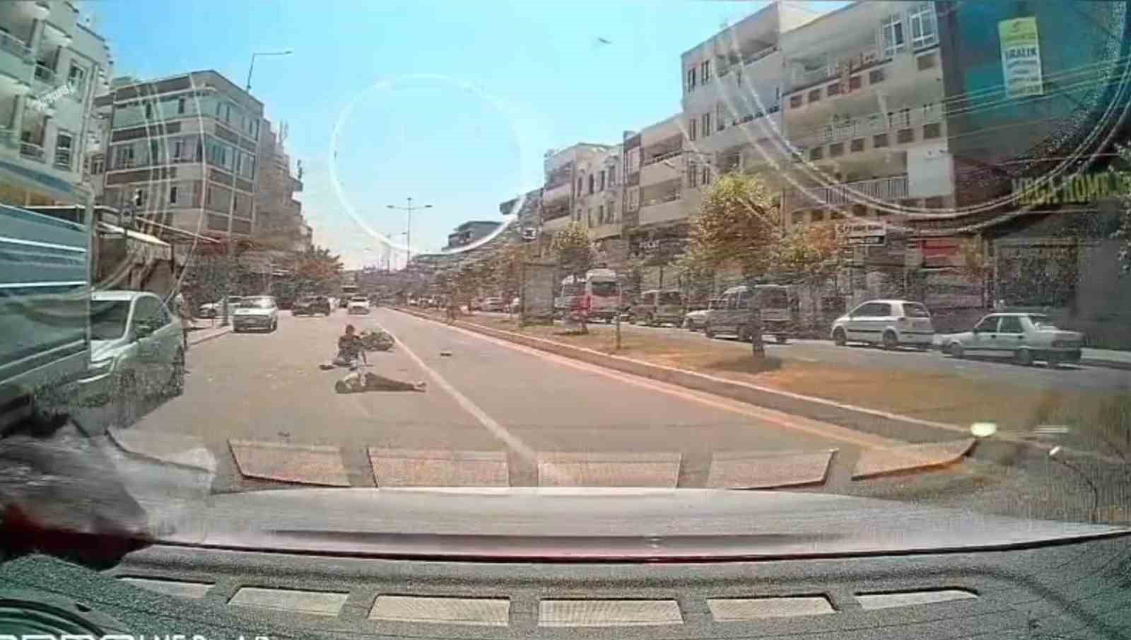 Arabaya arkadan çarpıp havada taklalar attılar: 1’i ağır 2 yaralı