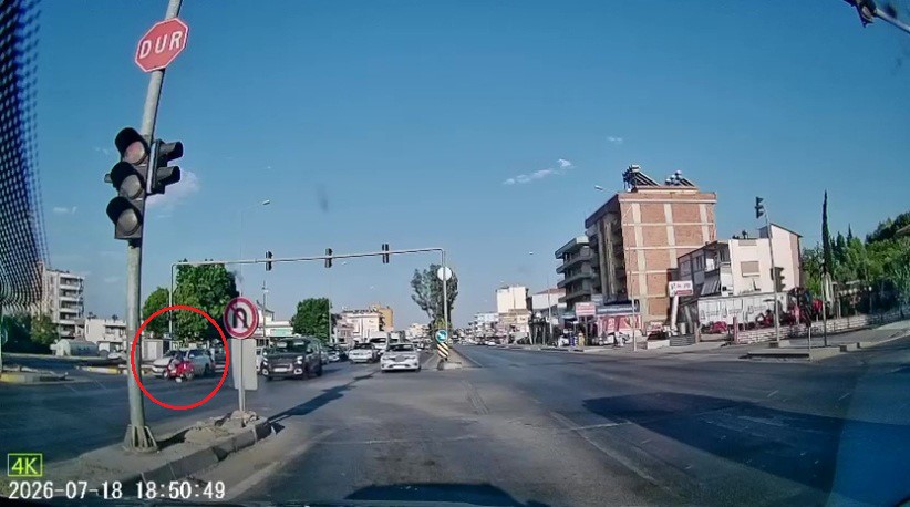 Arabaya çarpan motosiklet şoförünün kaskı fırladı, havada takla atıp yere savruldu