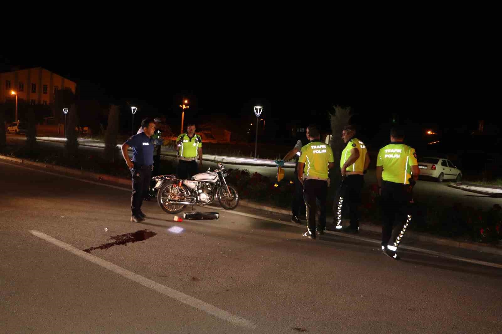 Arabaya çarpan motosikletin şoförü ağır yaralandı: Kaza kameraya yansıdı