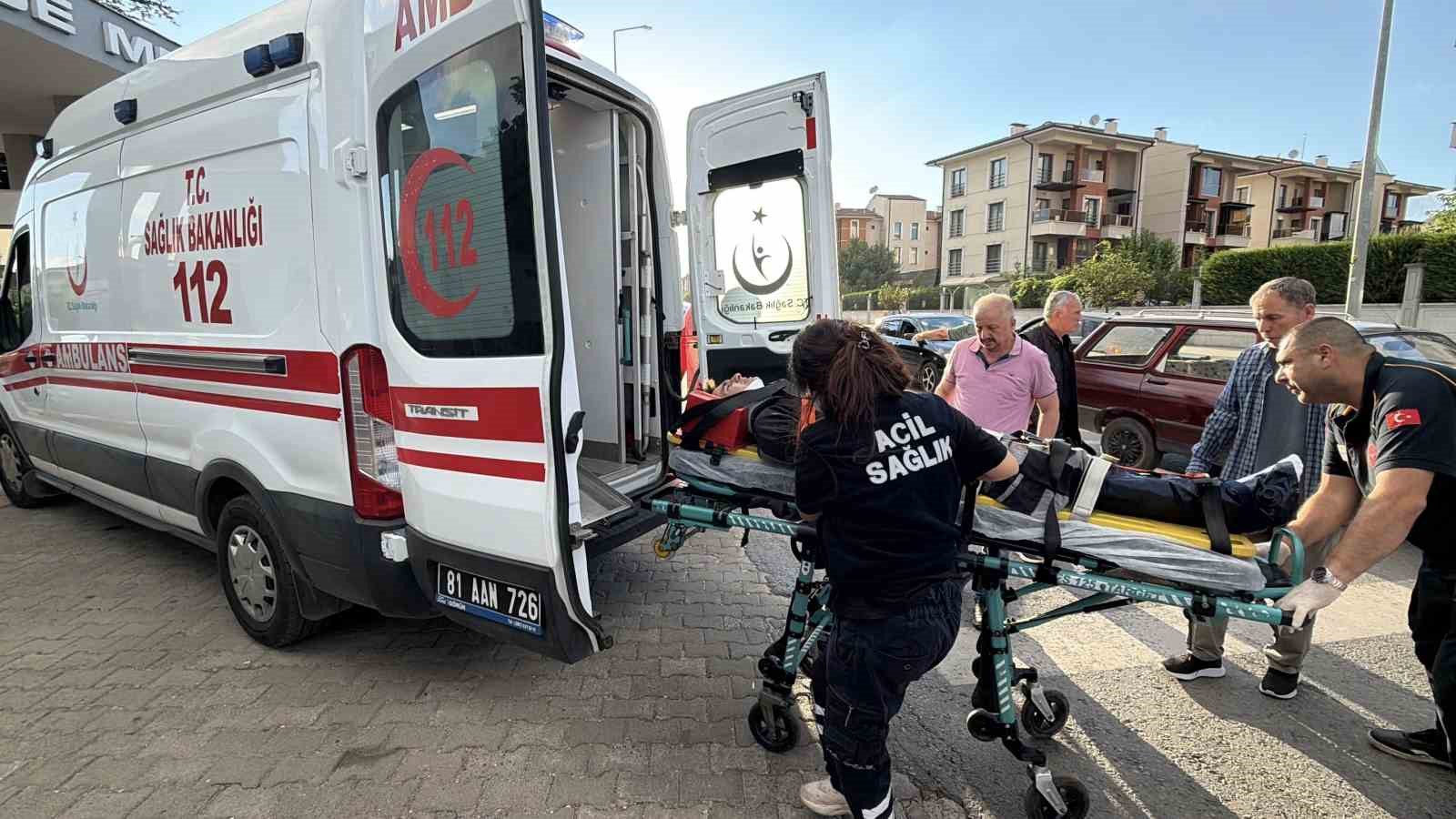 Arabaya çarpmamak için hareket yapınca bisikletten düştü