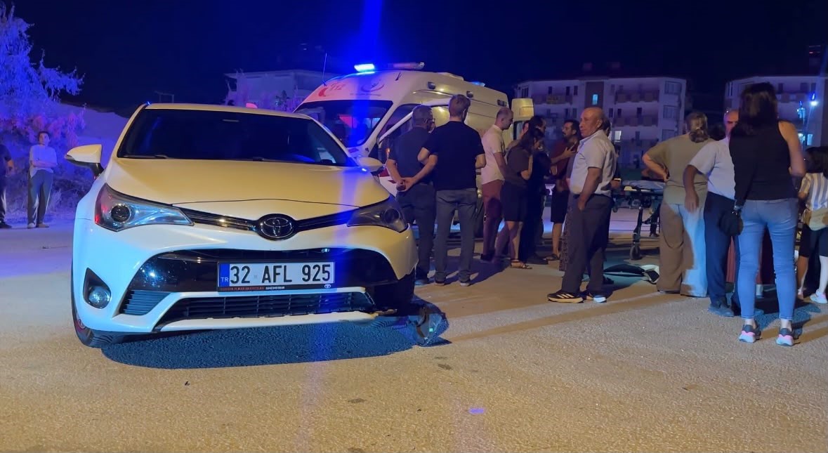 Arabayla çarpışan motosiklet denetimden çıkınca yol kenarındaki çocuğa çarptı