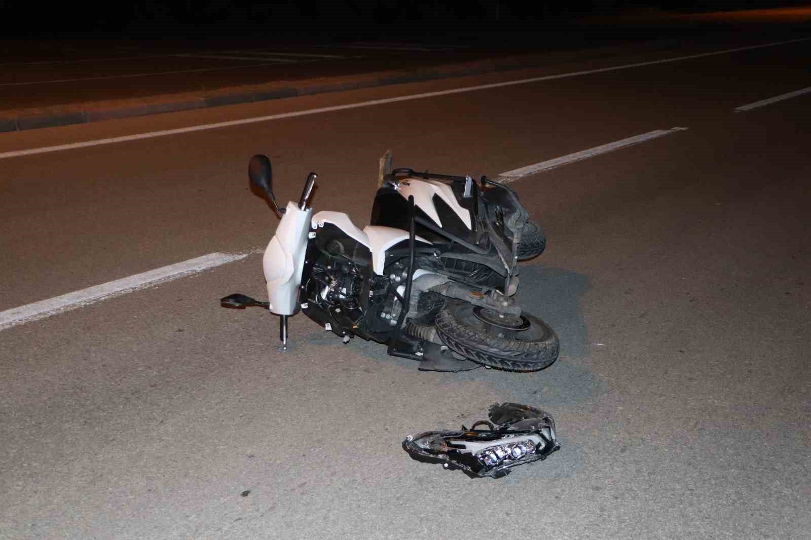 Arabayla çarpışan motosikletteki 2 kişi yaralandı