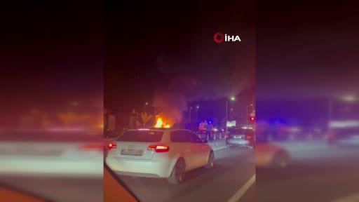 Arnavutköy’de seyir halindeki araba alevlere teslim oldu