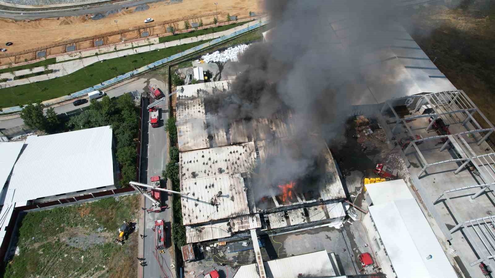 Arnavutköy’de sünger fabrikasında çıkan yangın 3 saatte denetim altına alındı