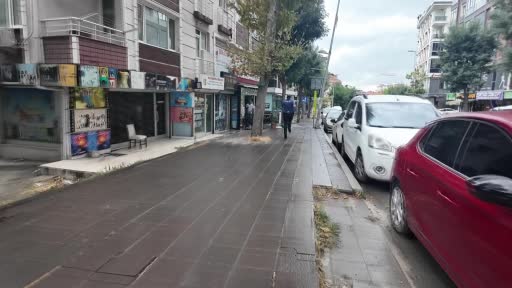 Avcılar’da alkollü şahıslar arbede çıkardı, esnafa saldırdı, polisten kaçtı: O anlar kamerada
