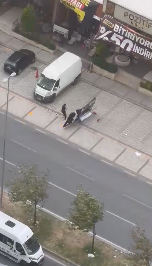 Avcılar’da fırtına sırasında uçan reklam panosu bir vatandaşın üzerine düştü