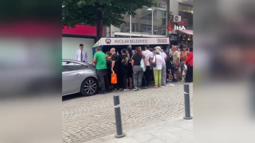 Avcılar’da Vatandaşlar Çöpe Atılan Cep Telefonu Kılıflarını Toplamak İçin Sıraya Girdi