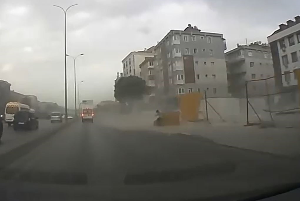 Avcılar E-5 yan yolda inşaat bariyerleri fırtınada bu türlü uçtu