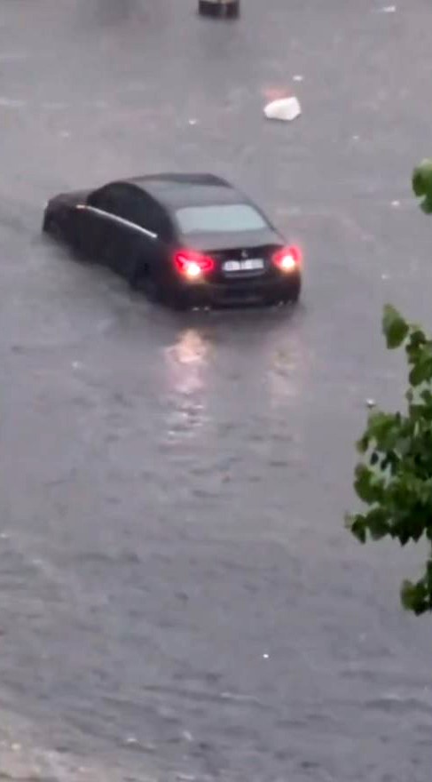 Avrupa Yakası'nda Sağanak Yağış: Yollar Göl Gibi Oldu, Araçlar Suyun İçinde Kaldi