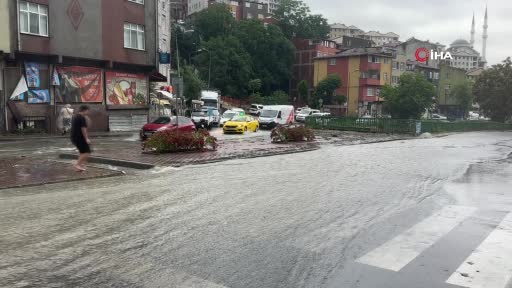 Avrupa Yakasında Sağanak Yağışları Etkili Oldu: Yollar Suyla Kaplandı, Araçlar Sürüş Zorluğu Yaşadı