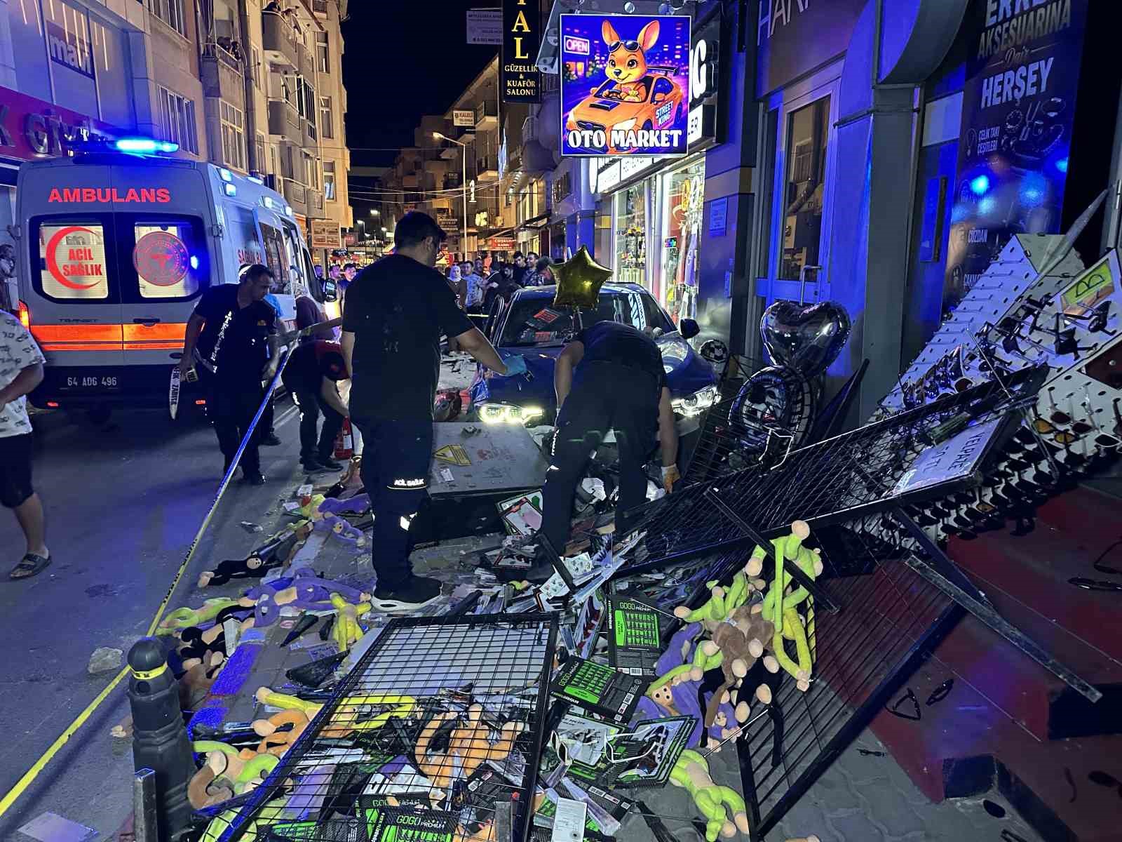 Aydınlatma direğine çarpan araba kaldırıma çıktı: 4 yaralı