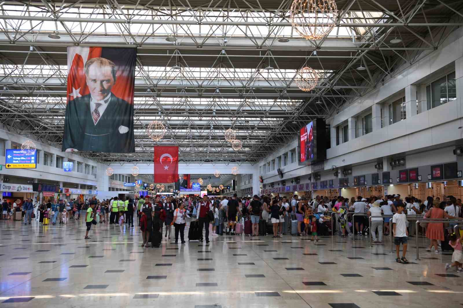 Bakan Uraloğlu: "İstanbul’daki iki havalimanımız, yılın birinci yarısında 78 ilin nüfusundan fazla yolcuyu ağırladı"