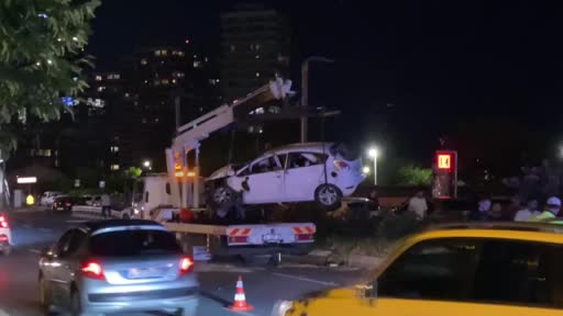 Bakırköy’de Kontrolden Çıkan Otomobil Takla Attı ve Bir Kişi Yaralandı