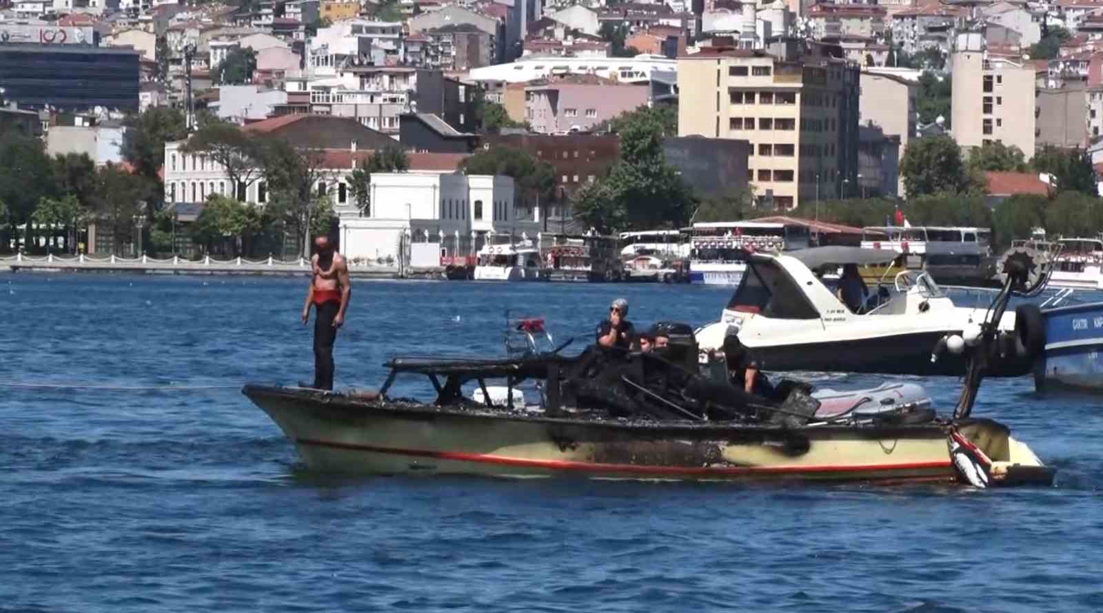 Balat kıyısında tekne alev alev yandı: Baba ve oğul denize atlayarak kurtuldu