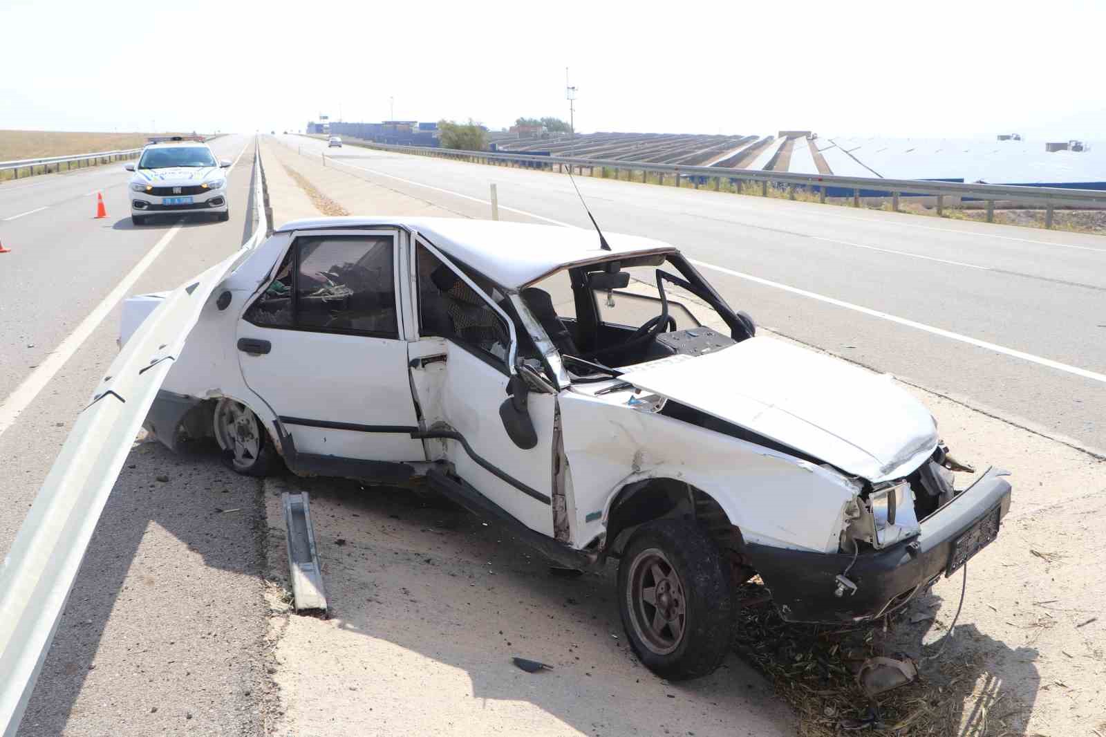 Bariyerlere çarpan araba iki büklüm oldu: 1 yaralı
