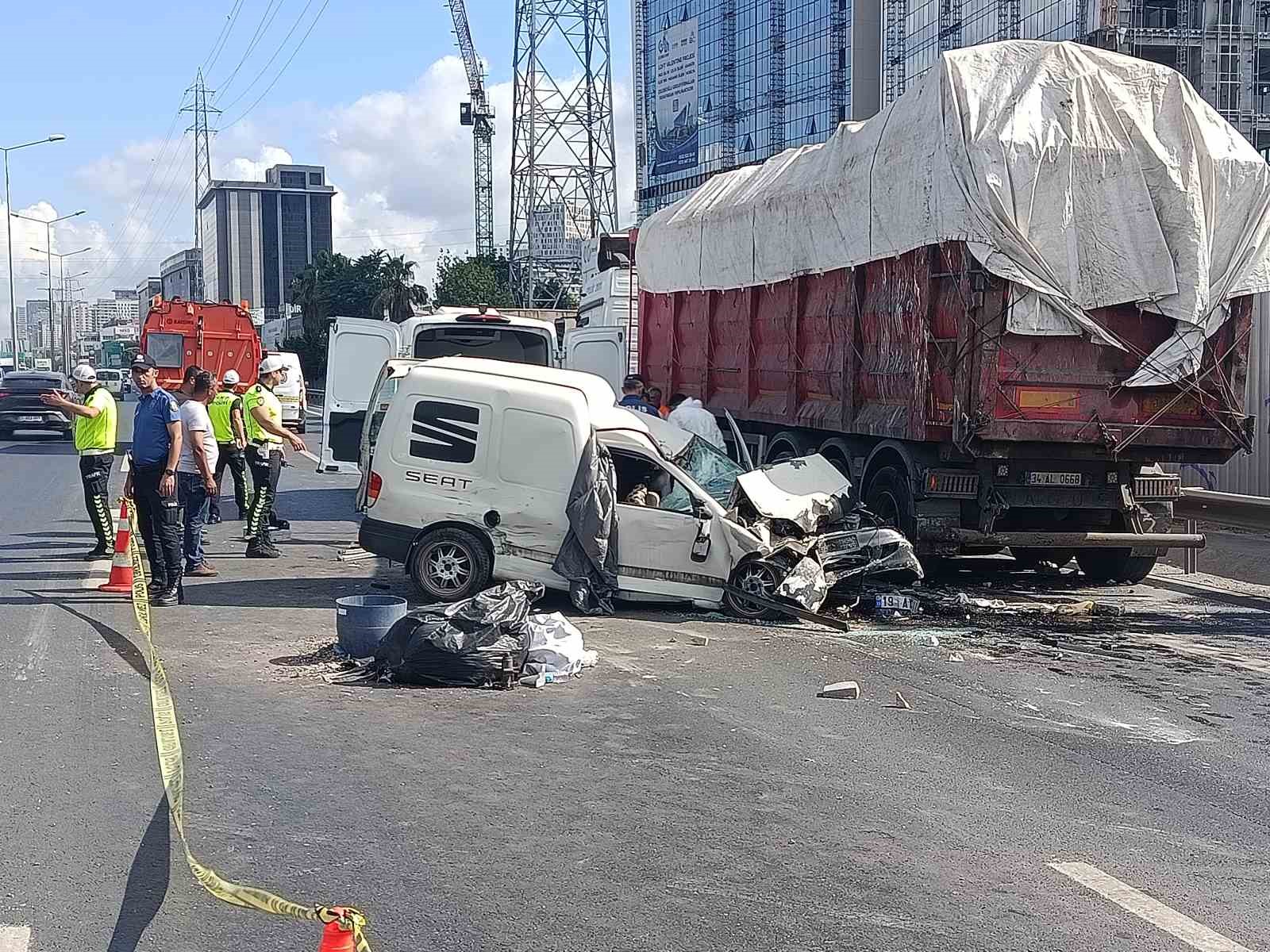 Basın Ekspres Başakşehir istikametinde zincirleme kaza: 1 meyyit