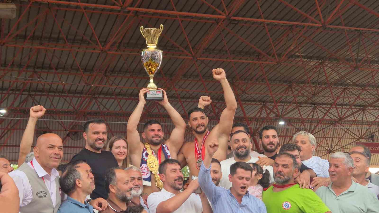 Başpehlivan Erkan Taş Altın Kemerini Taktı