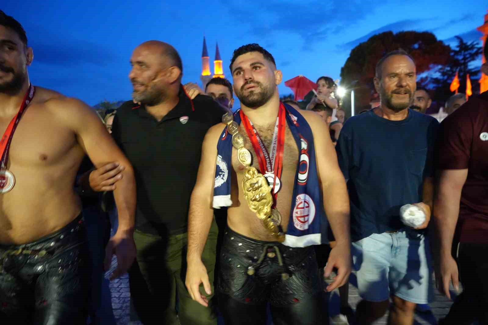 Başpehlivan Erkan Taş Edirne'de Hamam Geleneğini Sürdürdü