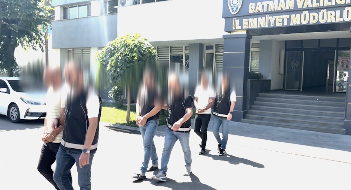 Batman’da pamuk yüklü iki tırda 112 kilo esrar ele geçirildi