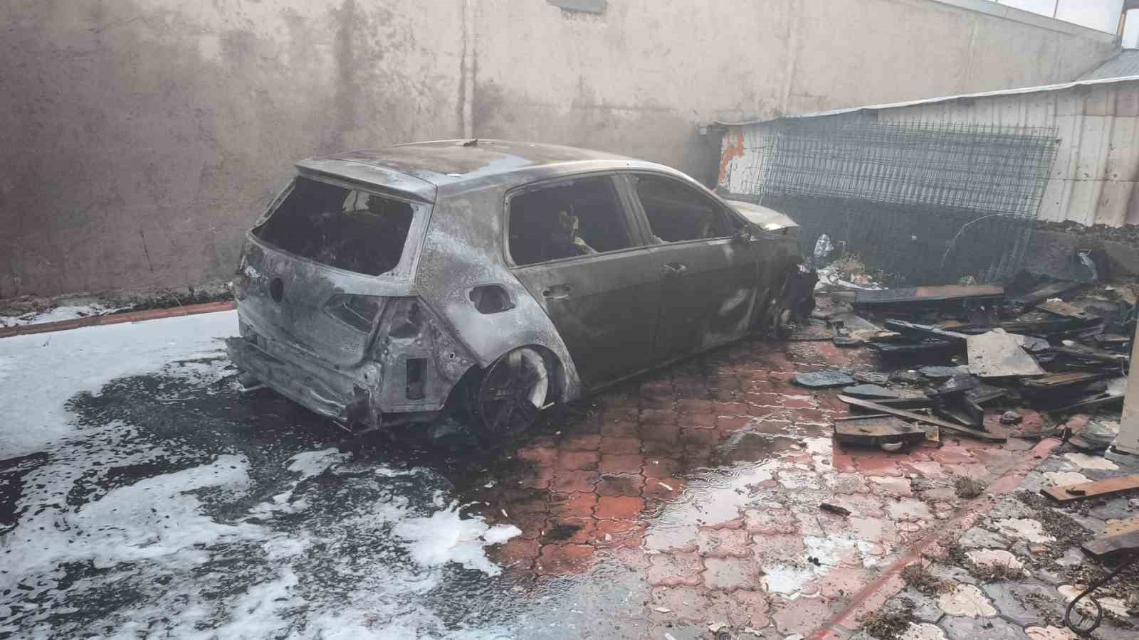 Batman'da Park Halindeki 3 Otomobilin Yanma Anı