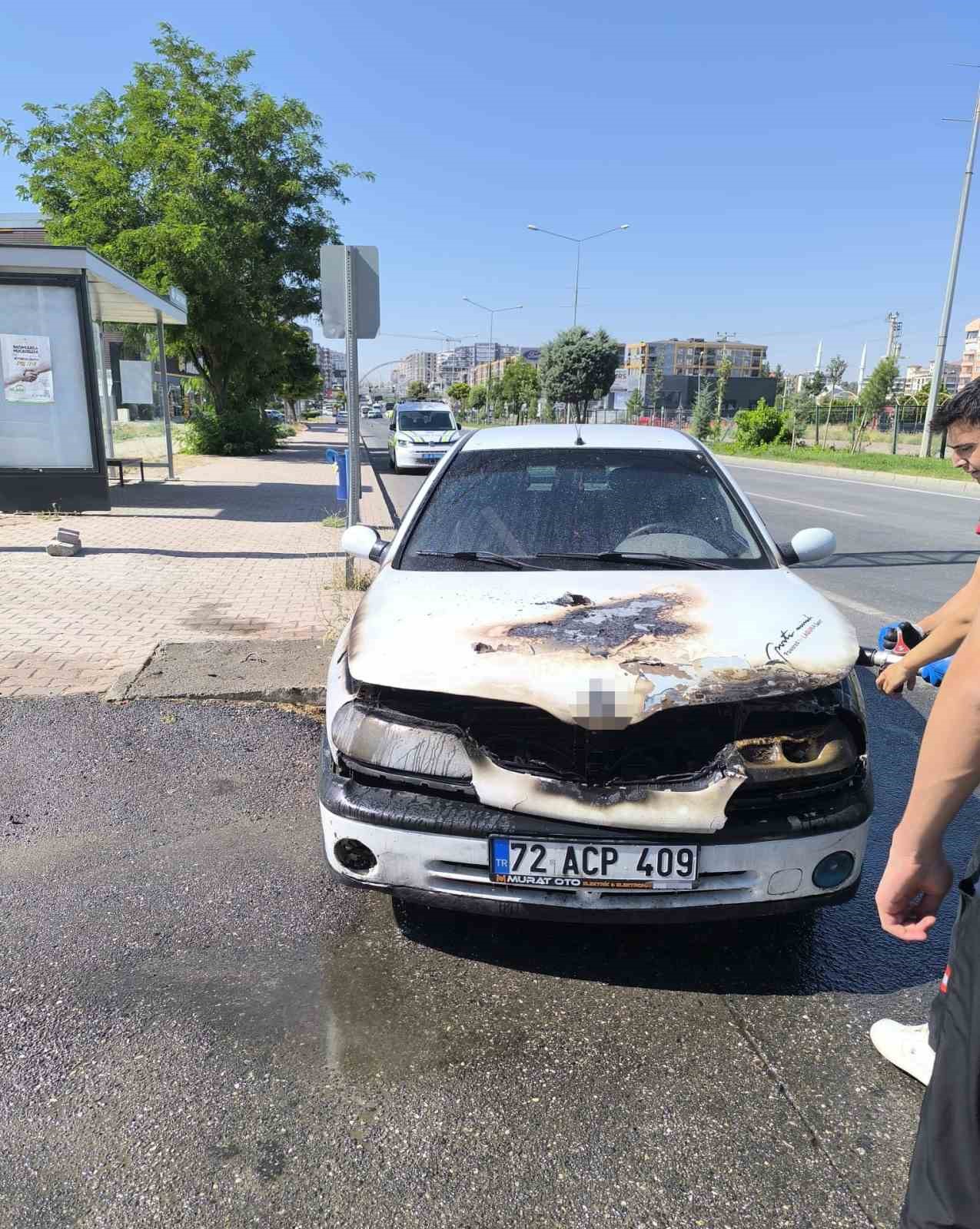 Batman'da Yanan Otomobilin İtfaiye Müdahalesi