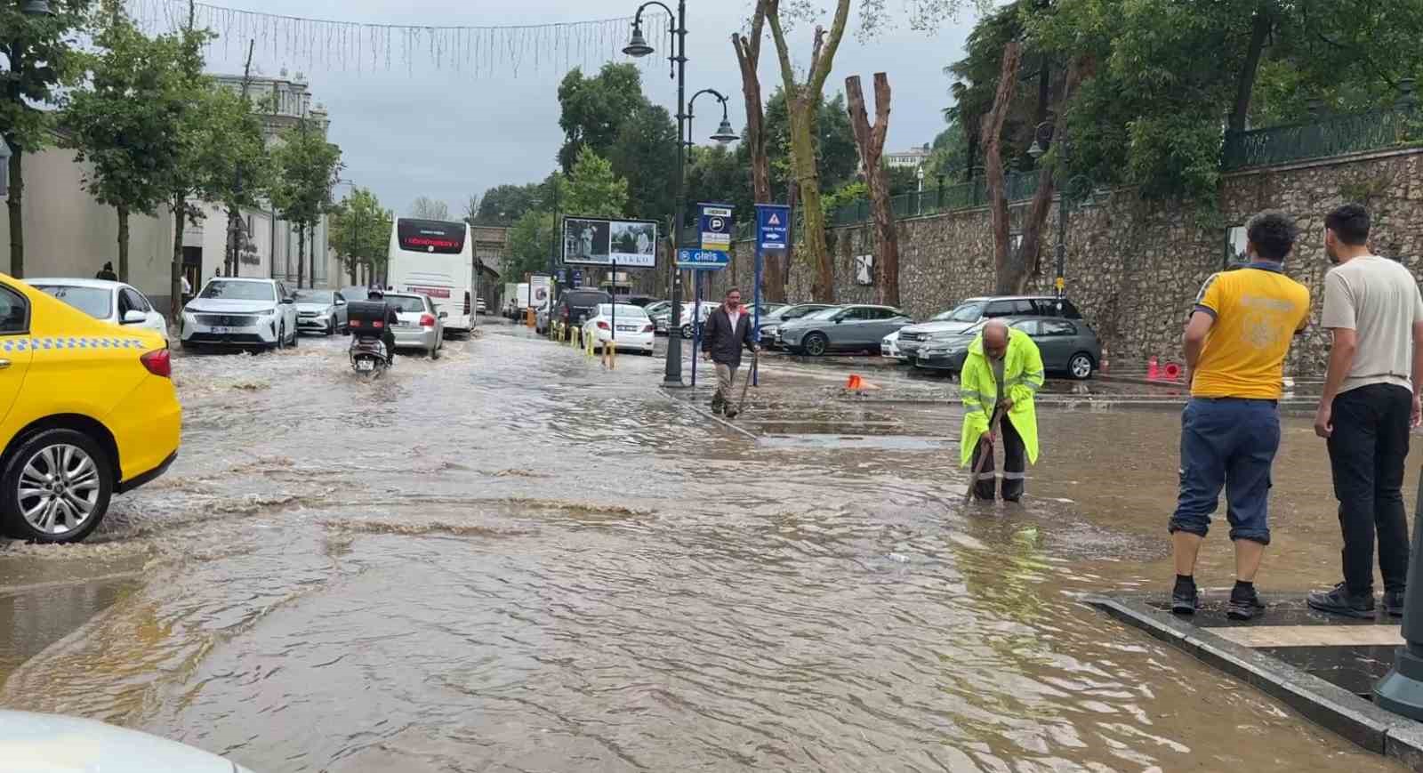 Beşiktaş'ta Çırağan Caddesi Su Baskınına Uğradı: Sürücüler Zor Anlar Yaşadı