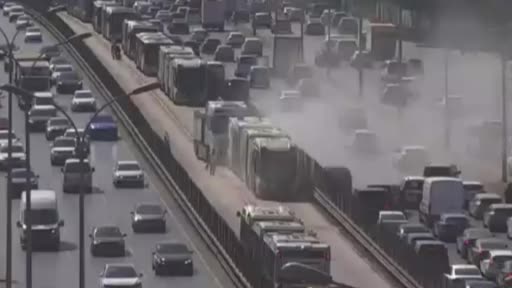 Beylikdüzü’nde seyir halindeki metrobüsten dumanlar yükseldi