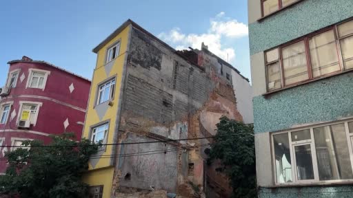 Beyoğlu’nda 2 katlı metruk bina çöktü