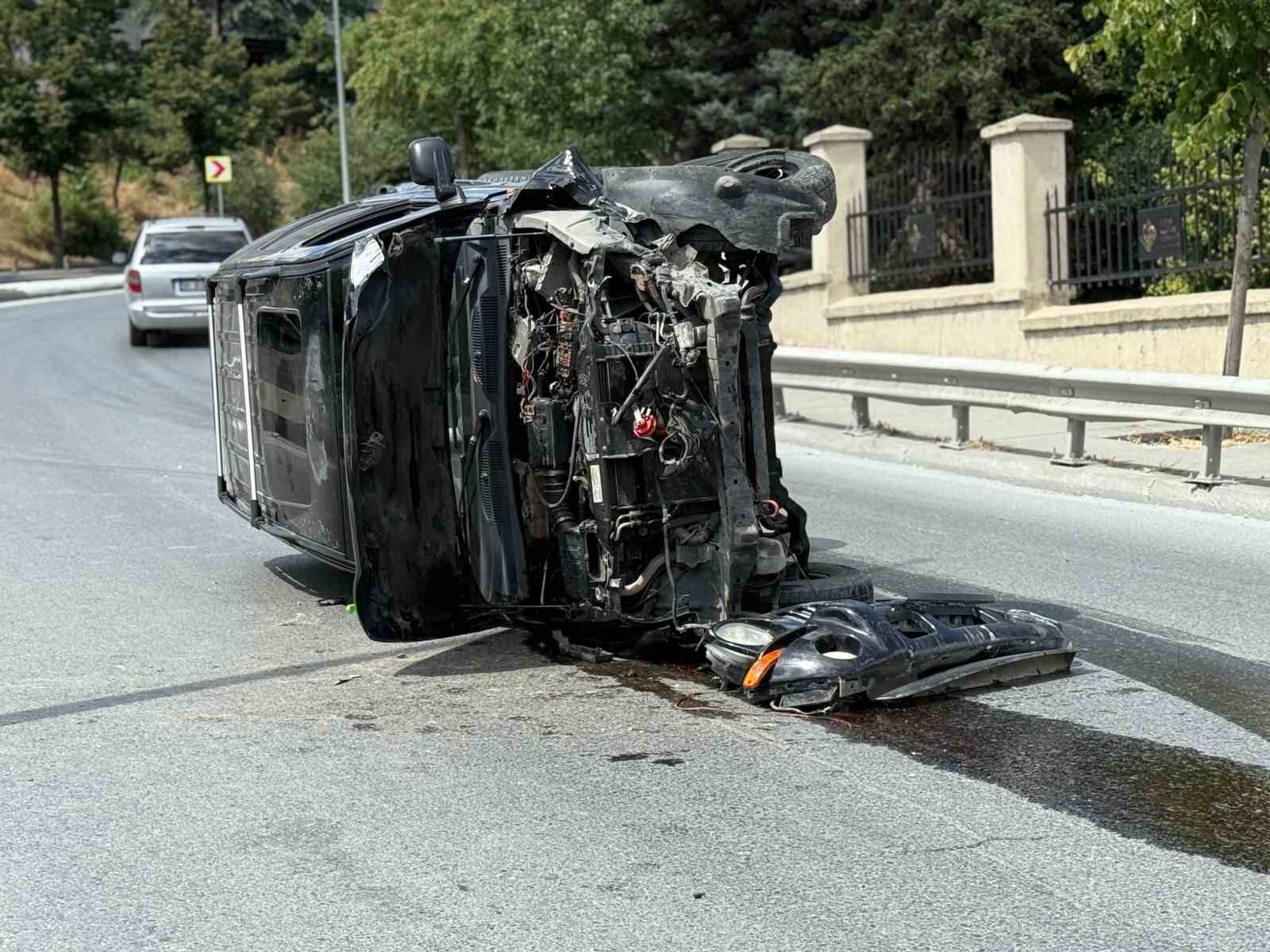 Beyoğlu’nda lüks cip aydınlatma direğine çarpıp yan yattı: Şoför yaralandı
