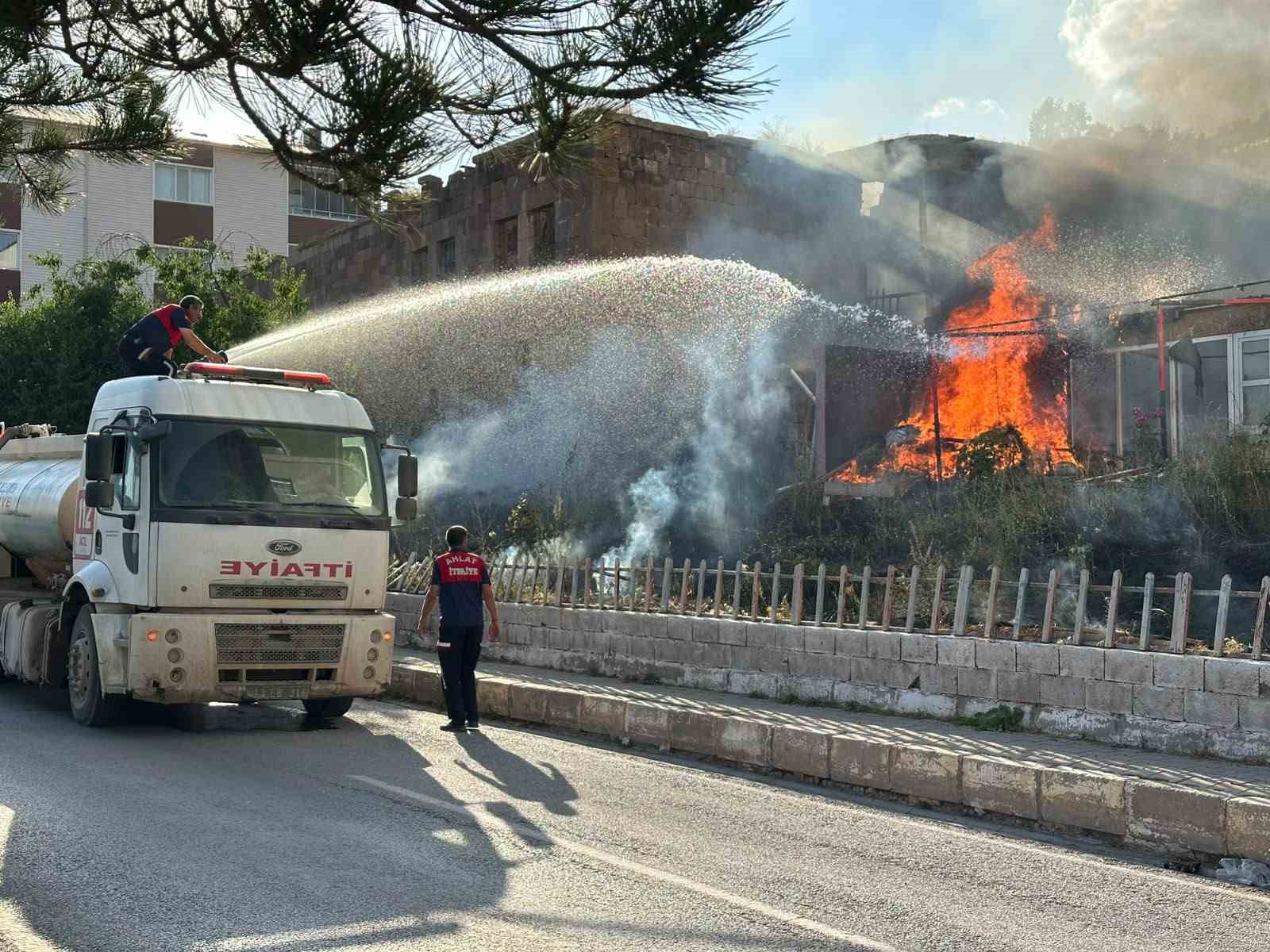 Bitlis’te korkutan yangın