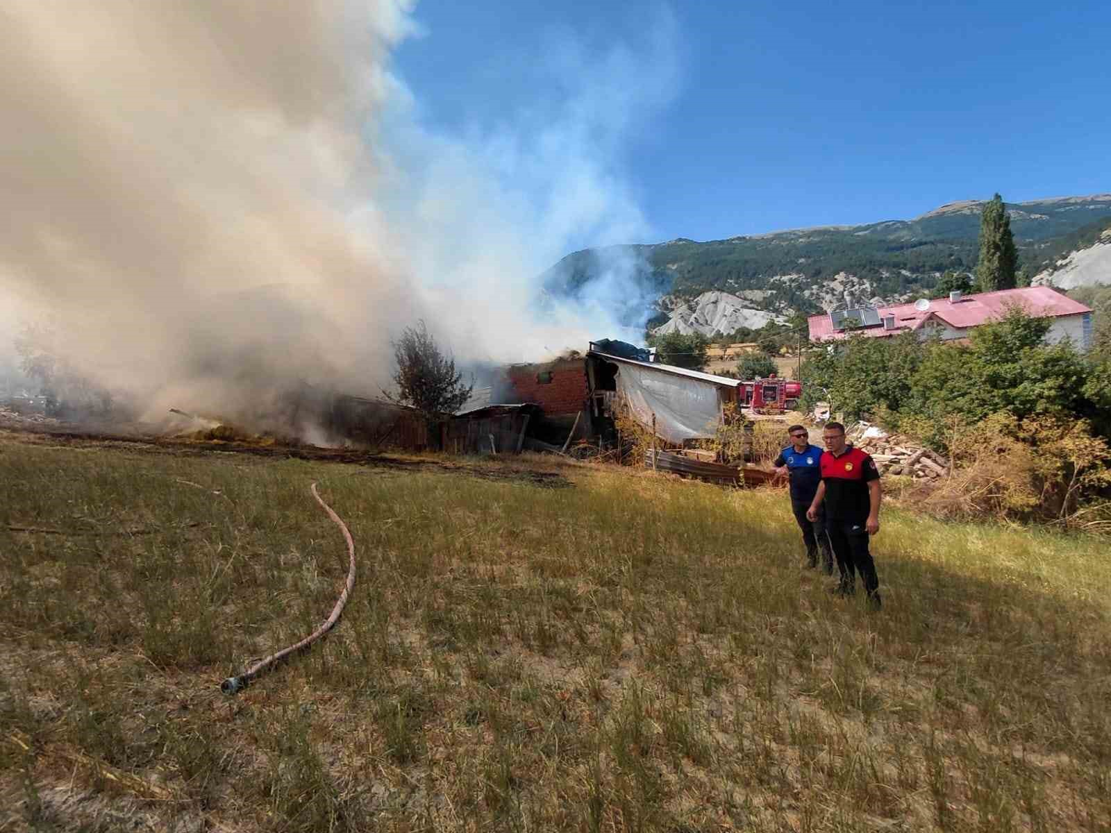 Bolu’da ahır ve samanlık alev alev yandı: Takımlar ve köylüler seferber oldu