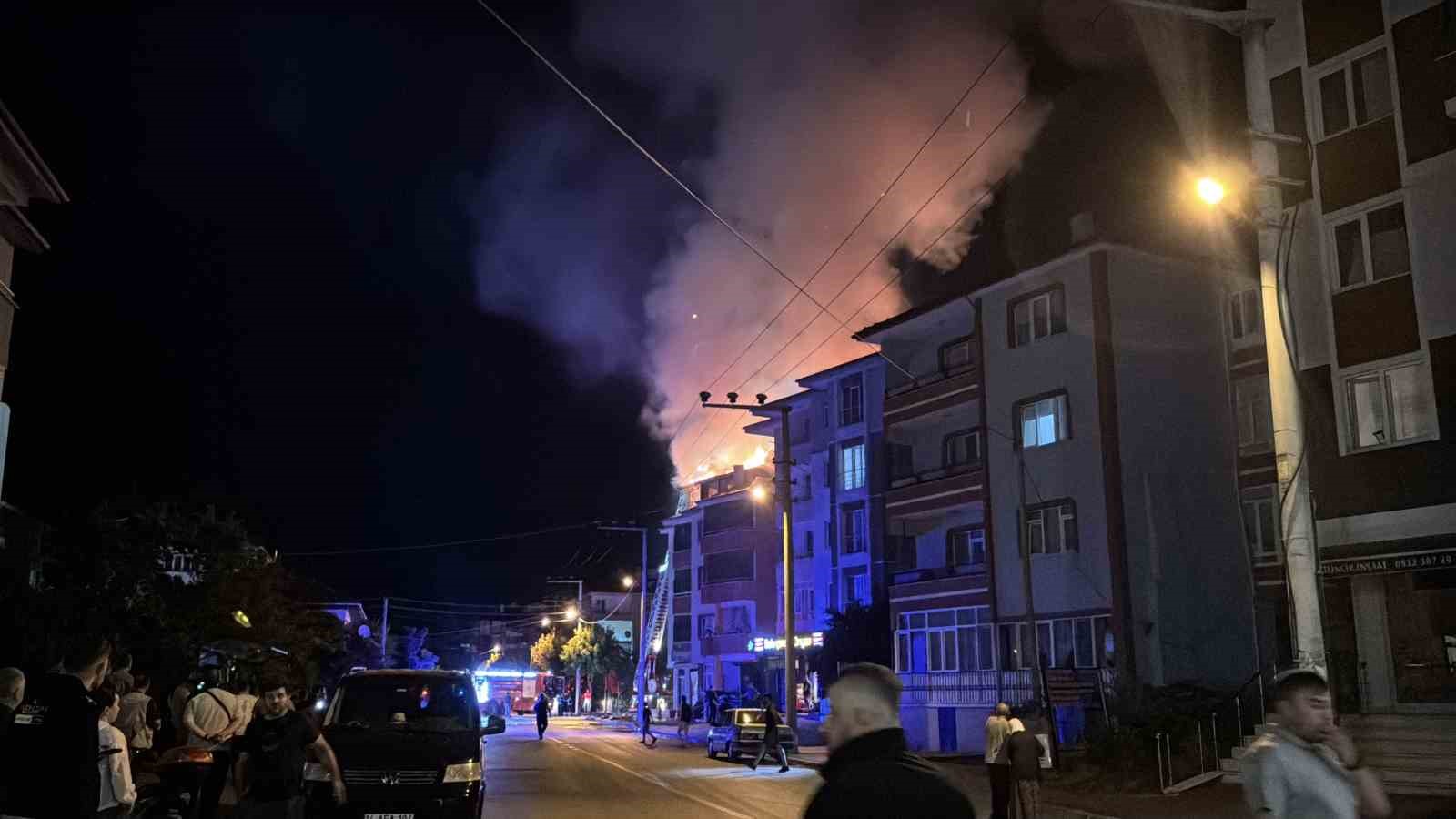 Bolu’da apartmanda çıkan yangında alevler geceyi aydınlattı: Patlama sesleri paniğe sebep oldu