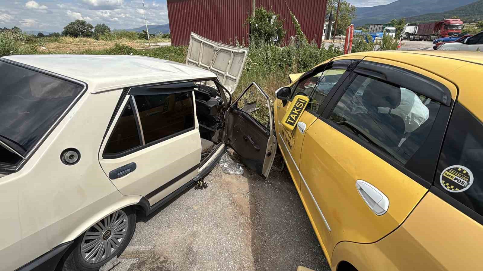 Bolu’da Ticari Taksi ile Otomobil Çarpışması: 5 Yaralı