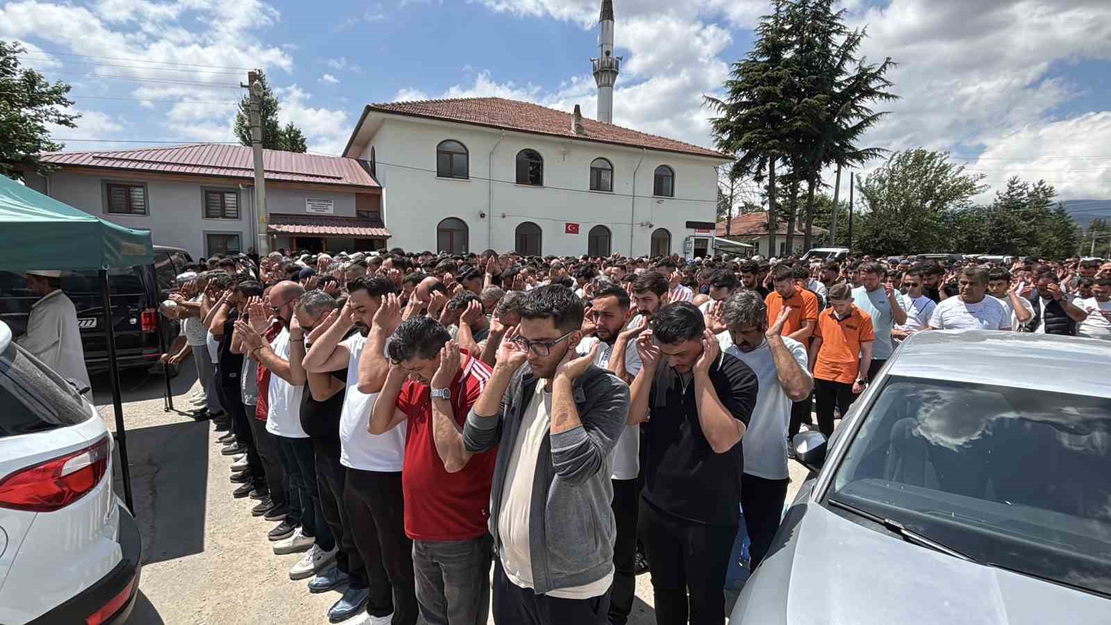 Bolu’da uçuruma yuvarlanan cipte hayatını kaybeden iki sevgili son seyahatlerine uğurlandı