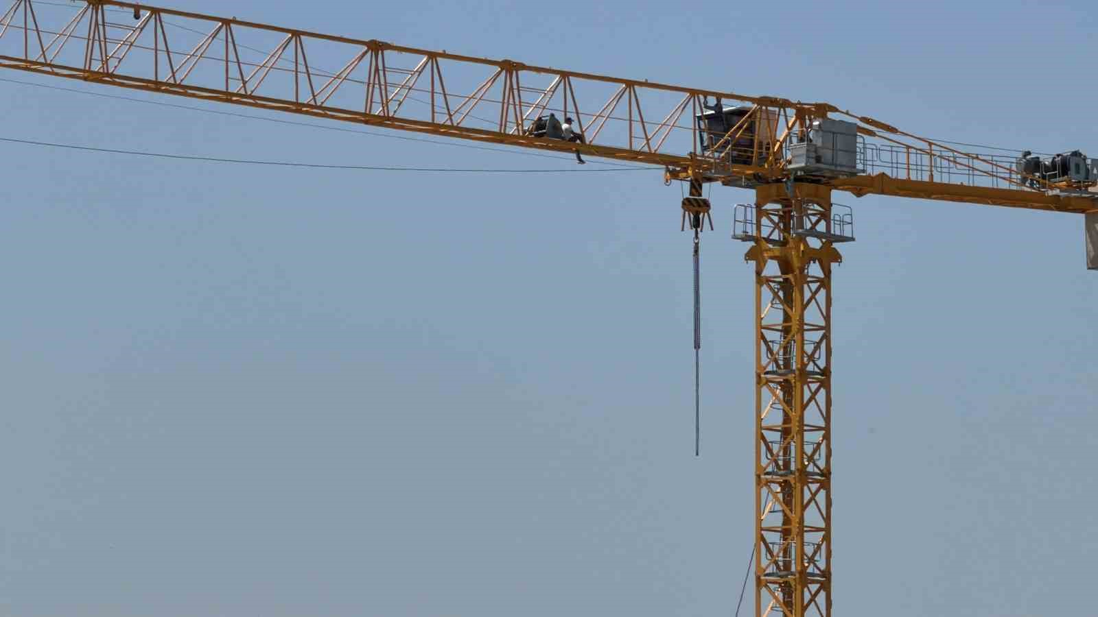 Bolu’da üniversitenin ek bina inşaatında maaş krizi: Emekçi vince çıktı