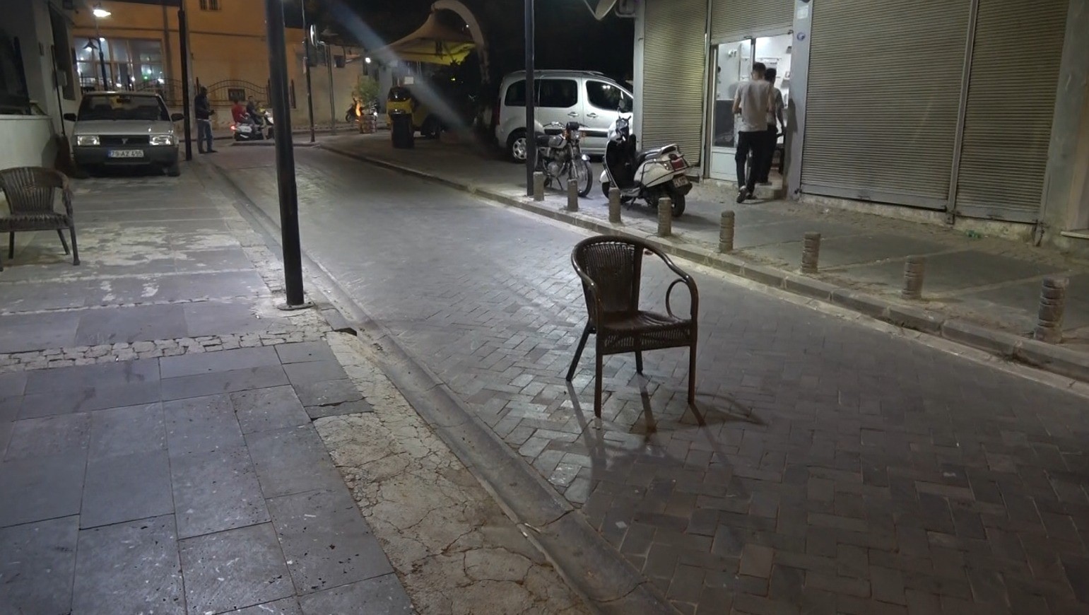Boşanma evresindeki eşini silahla ağır yaraladı